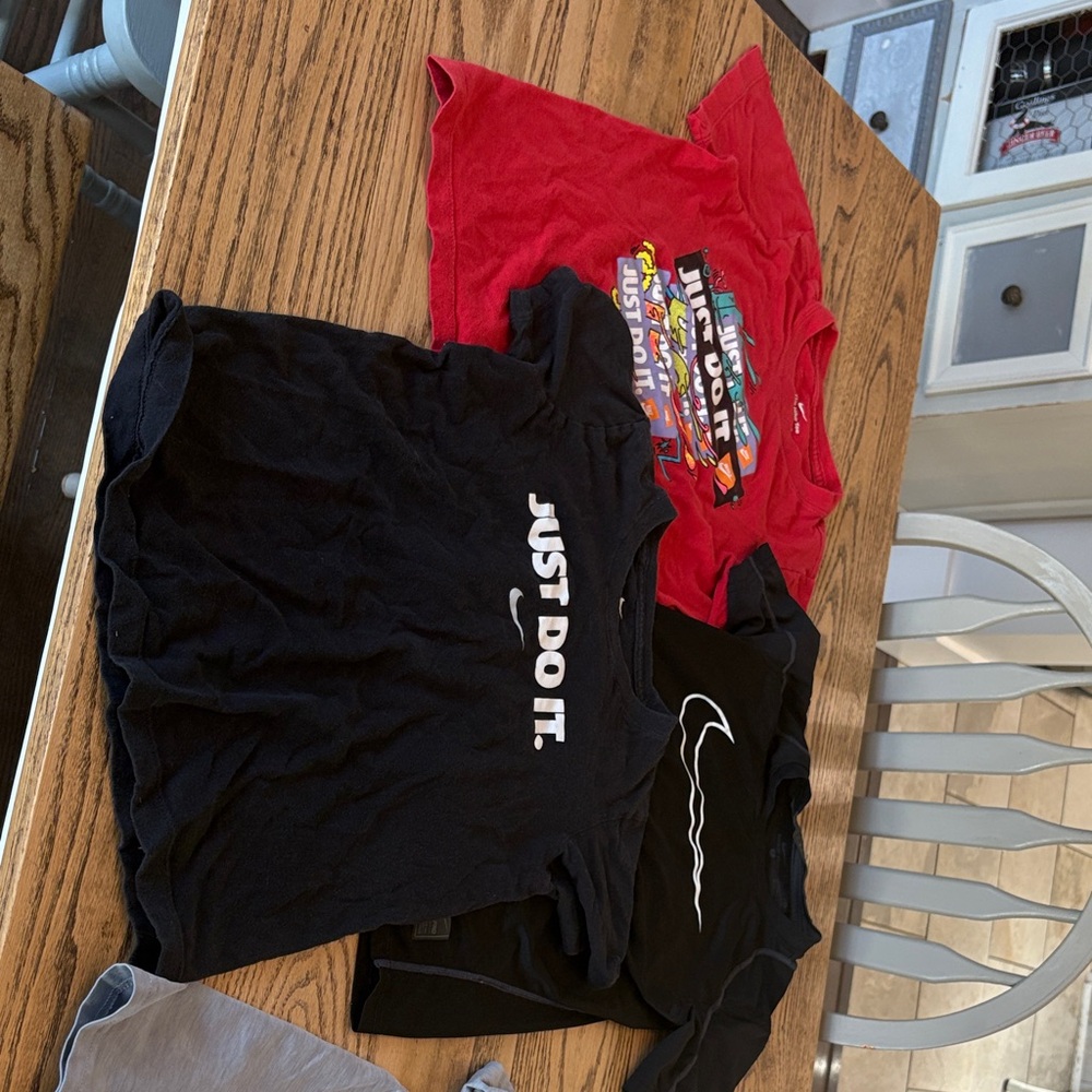 Nike Kids Black and Red Short Sleeve Tees